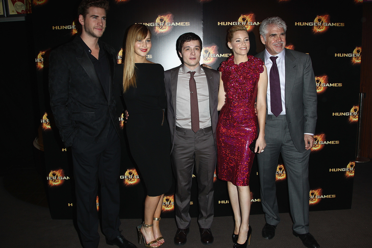 Jennifer_Lawrence_at_the_Paris_Hunger_Games_premiere_showing_a_fully_nude_back_in_a_beautiful_dress_042.jpg