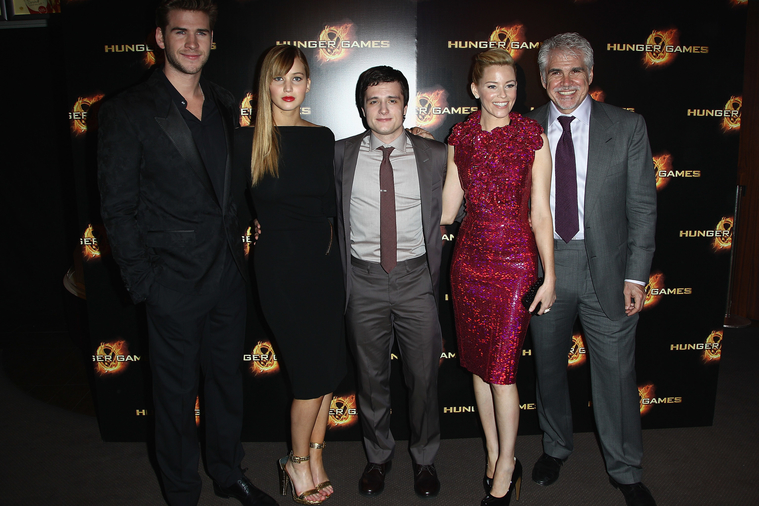 Jennifer_Lawrence_at_the_Paris_Hunger_Games_premiere_showing_a_fully_nude_back_in_a_beautiful_dress_048.jpg