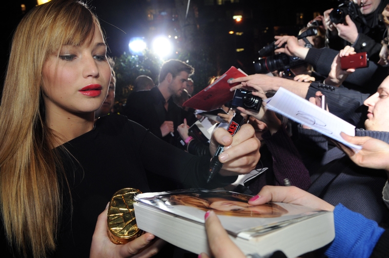 Jennifer_Lawrence_at_the_Paris_Hunger_Games_premiere_showing_a_fully_nude_back_in_a_beautiful_dress_058.jpg