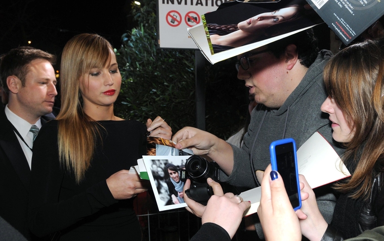 Jennifer_Lawrence_at_the_Paris_Hunger_Games_premiere_showing_a_fully_nude_back_in_a_beautiful_dress_062.jpg