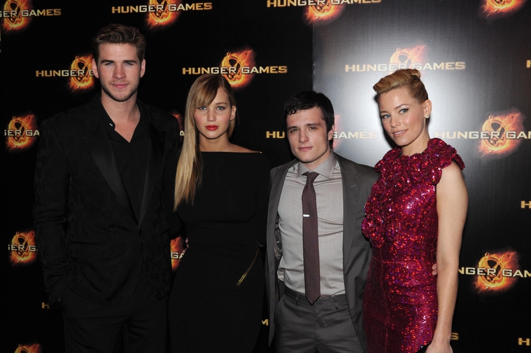 Jennifer_Lawrence_at_the_Paris_Hunger_Games_premiere_showing_a_fully_nude_back_in_a_beautiful_dress_073.jpg