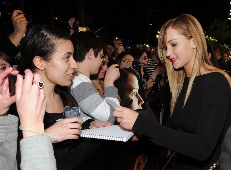 Jennifer_Lawrence_at_the_Paris_Hunger_Games_premiere_showing_a_fully_nude_back_in_a_beautiful_dress_076.jpg