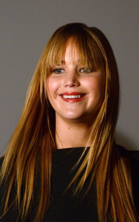 Jennifer_Lawrence_at_the_Paris_Hunger_Games_premiere_showing_a_fully_nude_back_in_a_beautiful_dress_078.jpg
