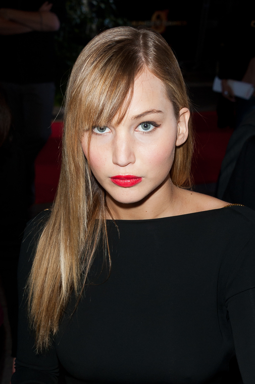 Jennifer_Lawrence_at_the_Paris_Hunger_Games_premiere_showing_a_fully_nude_back_in_a_beautiful_dress_083.jpg