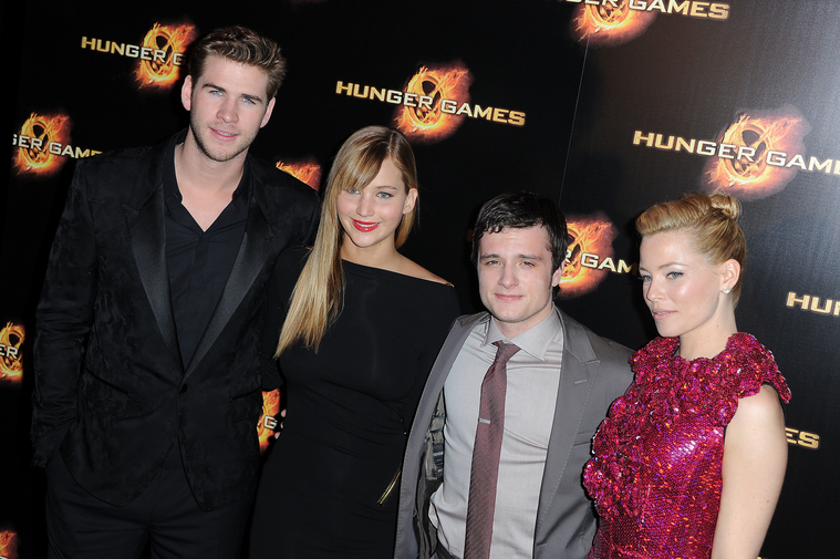 Jennifer_Lawrence_at_the_Paris_Hunger_Games_premiere_showing_a_fully_nude_back_in_a_beautiful_dress_098.jpg