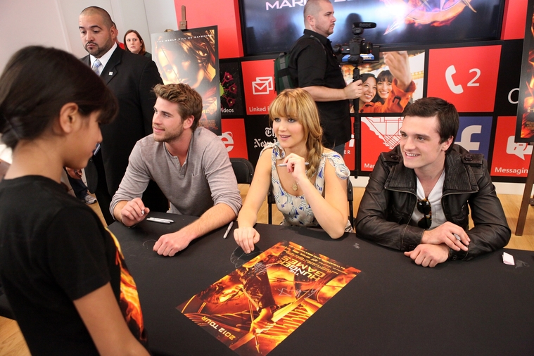 Photos_of_Jennifer_Lawrence_attending_The_Hunger_Games_Mall_Tour_in_LA_09.jpg