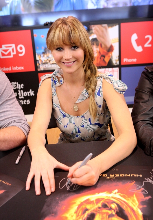 Photos_of_Jennifer_Lawrence_attending_The_Hunger_Games_Mall_Tour_in_LA_14.jpg