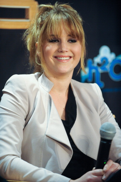 Jennifer_Lawrence_promoting_The_Hunger_Games_mall_promotion_tour_12.jpg