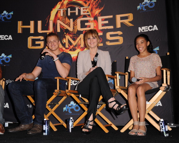 Jennifer_Lawrence_promoting_The_Hunger_Games_mall_promotion_tour_17.jpg