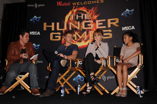 Jennifer_Lawrence_promoting_The_Hunger_Games_mall_promotion_tour_20.jpg