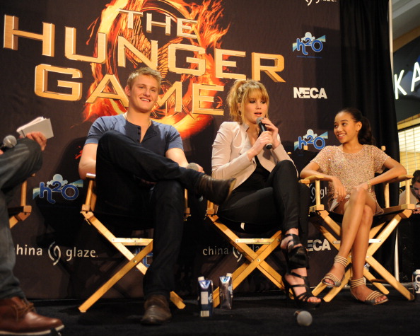 Jennifer_Lawrence_promoting_The_Hunger_Games_mall_promotion_tour_39.jpg