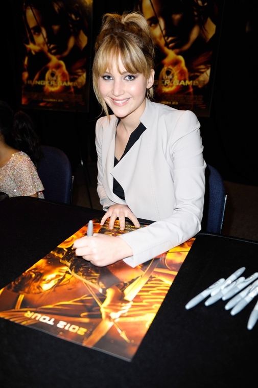 Jennifer_Lawrence_promoting_The_Hunger_Games_mall_promotion_tour_04.jpg