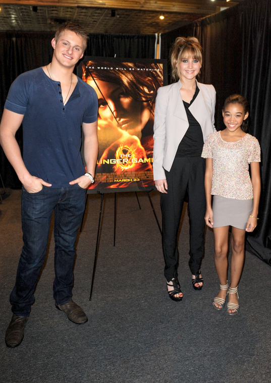 Jennifer_Lawrence_promoting_The_Hunger_Games_mall_promotion_tour_05.jpg