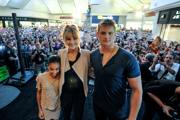 Jennifer_Lawrence_promoting_The_Hunger_Games_mall_promotion_tour_06.jpg