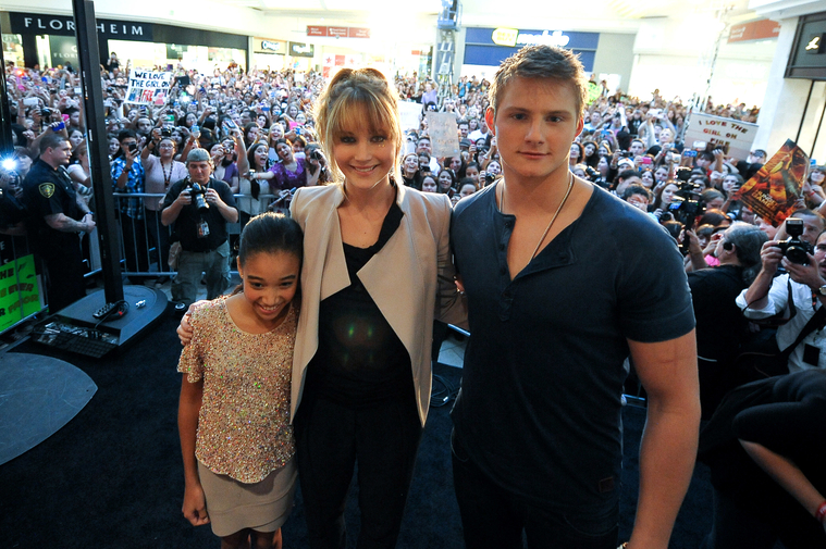 Jennifer_Lawrence_promoting_The_Hunger_Games_mall_promotion_tour_51.jpg