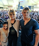 Jennifer_Lawrence_promoting_The_Hunger_Games_mall_promotion_tour_06.jpg
